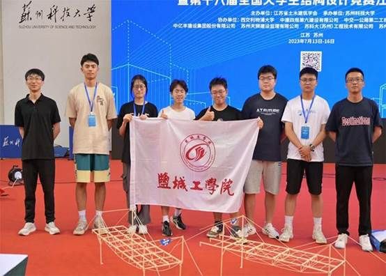 一群人站在一起合影中度可信度描述已自动生成