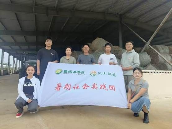 图片包含 天花板, 人, 室内, 男人描述已自动生成