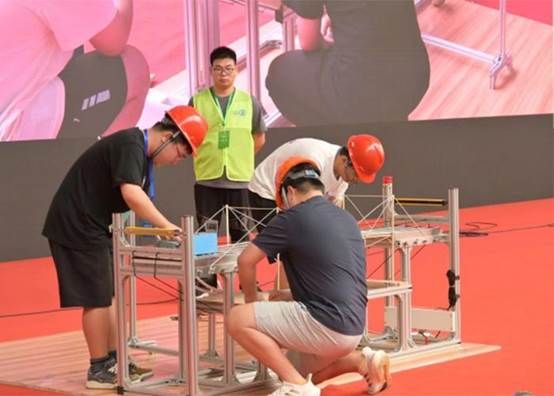 男人和女人在跳舞中度可信度描述已自动生成