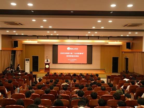 图片包含 室内, 天花板, 桌子, 大描述已自动生成