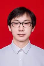 穿着衬衫的男孩描述已自动生成