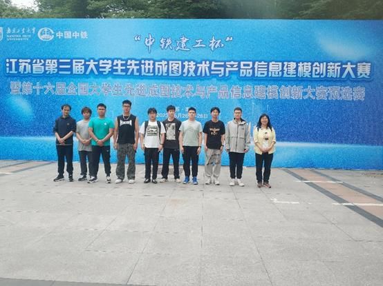 一群人站在沙滩上描述已自动生成