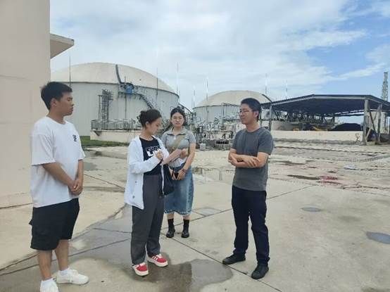 一群男人和女人站在街道上走中度可信度描述已自动生成